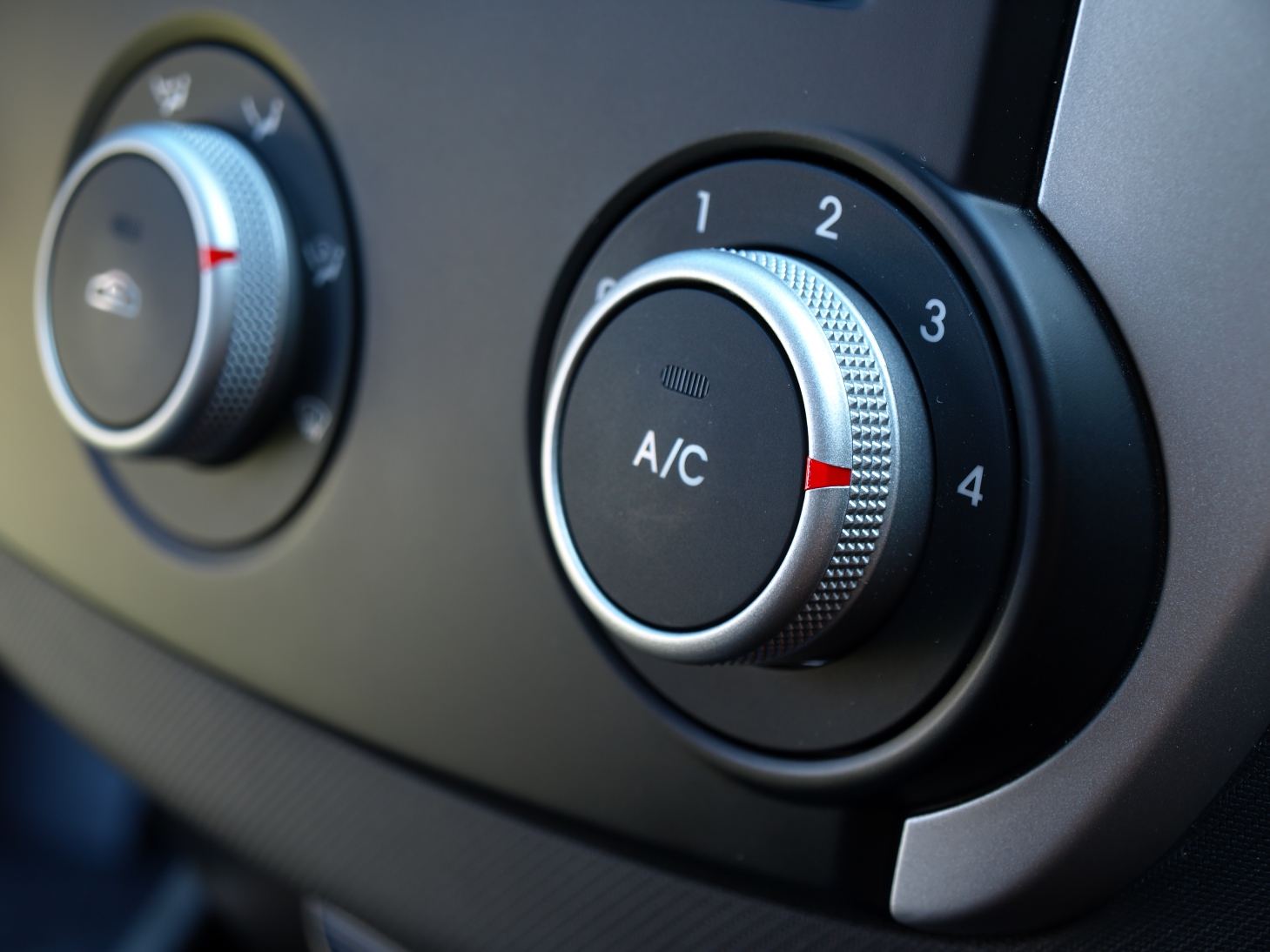Klimatyzacja samochodowa – eksperci Premio radzą, jak o nią dbać, by służyła na lata
